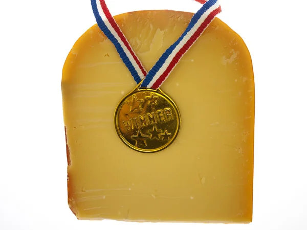 Sepotong keju dengan medali pemenang di latar belakang putih — Stok Foto