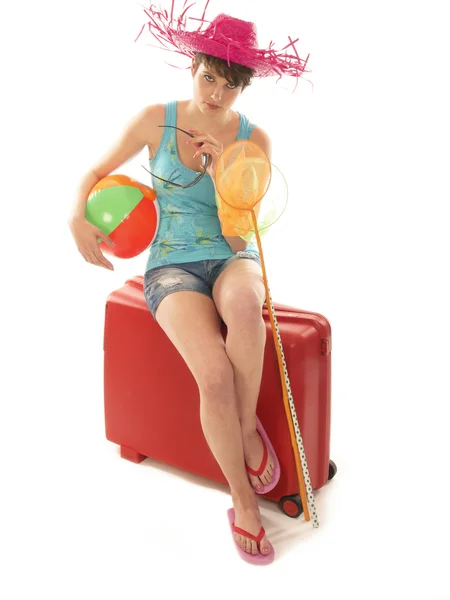 スーツケースの待機中に座っている若い女の子 — ストック写真