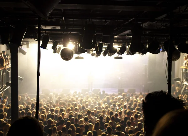 kalabalık bir rock konserinde