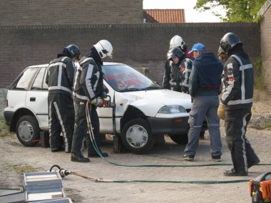 İtfaiyeciler bir araç çatı kesmek