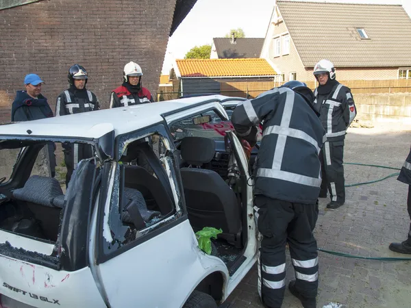 Feuerwehrleute schnitten Autodach auf — Stockfoto