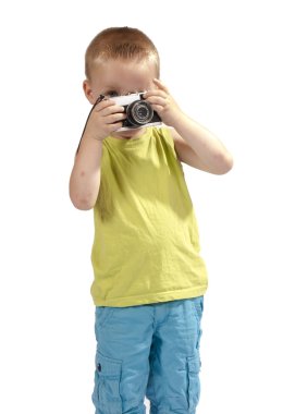 Toddler beyaz zemin üzerinde bir fotoğraf makinesi ile