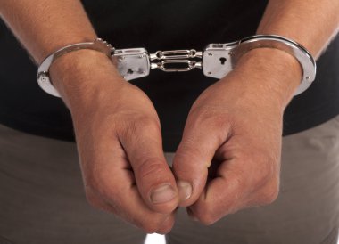 kelepçeli elleriyle