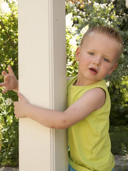 Eine junge Hand eines Kleinkindes auf einem Holzbalken — Stockfoto