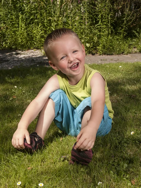 幼児は、庭に草の上笑っています。 — ストック写真