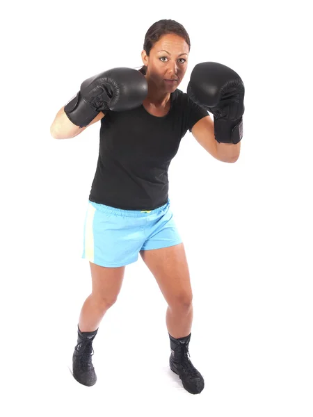 Mulher de boxe em um fundo branco — Fotografia de Stock