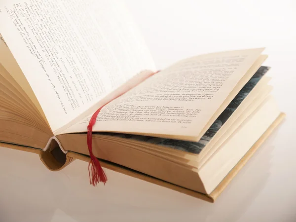 Beyaz bir arka plan üzerine açık sayfa kitap
