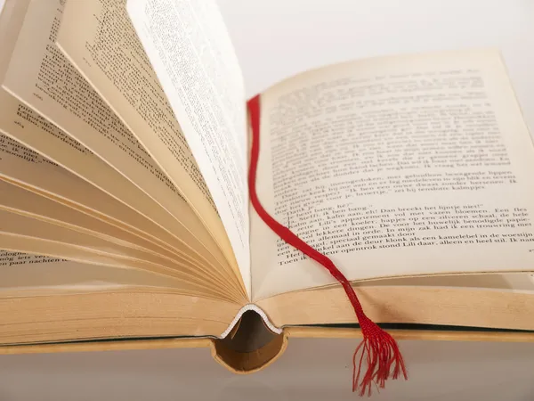 Beyaz bir arka plan üzerine açık sayfa kitap
