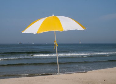 Sahilde güneş şemsiyesi