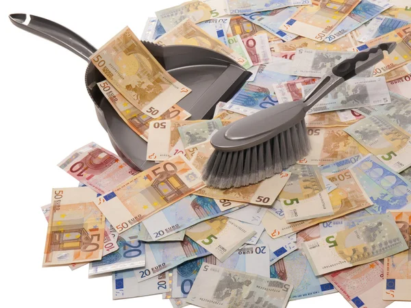 Viele Euro-Scheine mit Besen und Kehrschaufel — Stockfoto