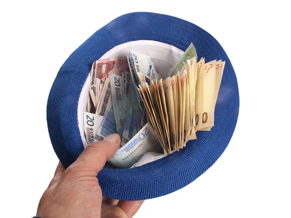 Billets en euros dans un chapeau — Photo