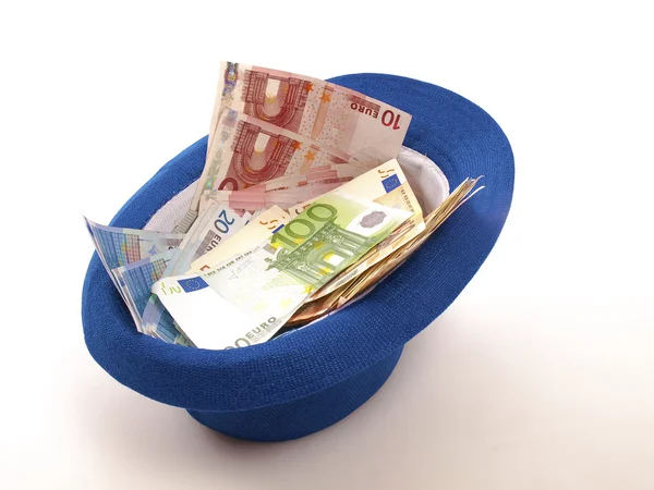 Billets en euros dans un chapeau — Photo