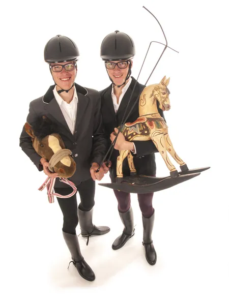 Két csinos, fiatal férfiak lovak felszerelés és egy hintaló Stock Kép