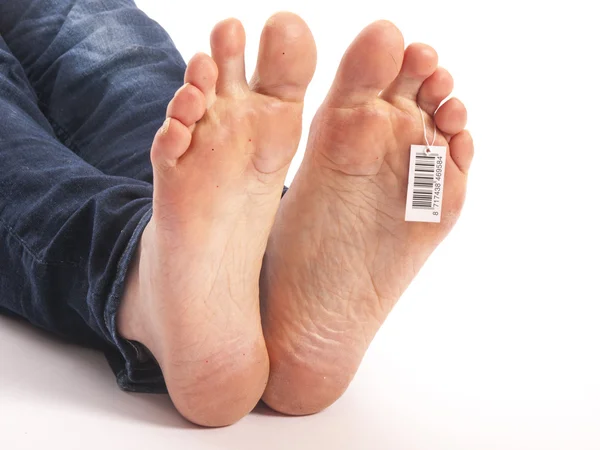 Tote Füße mit Strichcode in Leichenhalle — Stockfoto