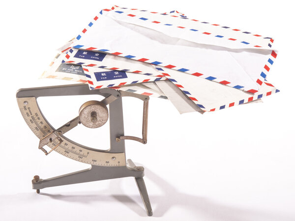 Антикварная почтовая шкала с авиапочтой на белом фоне
