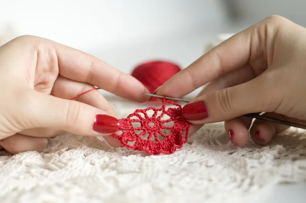 Ganchillo un patrón de flores en rojo — Foto de Stock