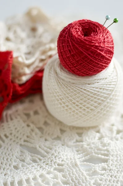 Espetos de algodão em vermelho e branco, foco seletivo — Fotografia de Stock