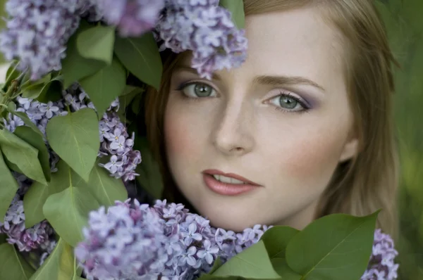 Groene-eyed girl in Lila, selectieve scherpstellen — Stockfoto