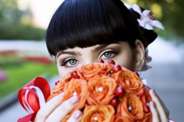 portakal çiçekleri tutarak, güzel bir gelin