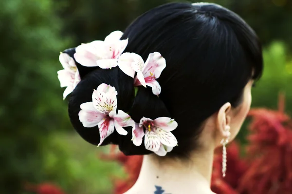 꽃으로 검은 머리에 웨딩 헤어스타일 — 스톡 사진