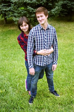 genç bir çift kucaklayan