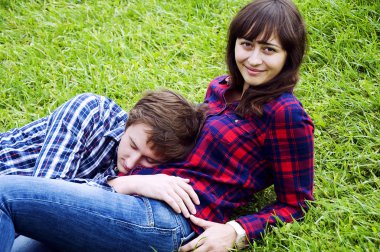 genç bir çift kucaklayan