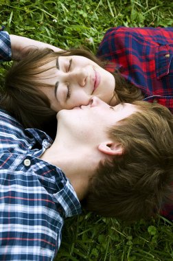 Öpüşen genç çift