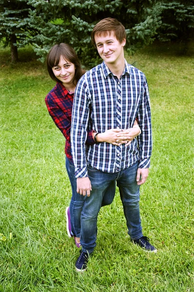 Jovem casal abraçando — Fotografia de Stock