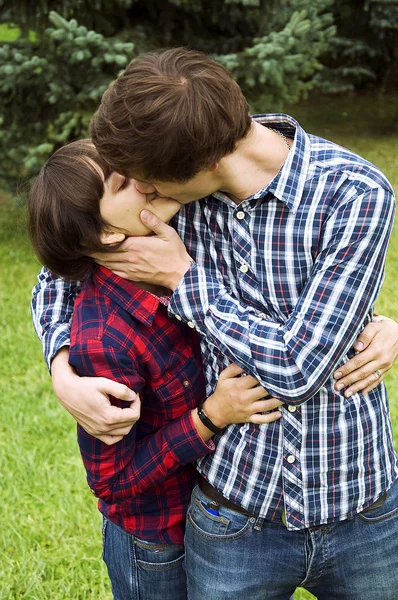 Junges Paar küsst sich — Stockfoto