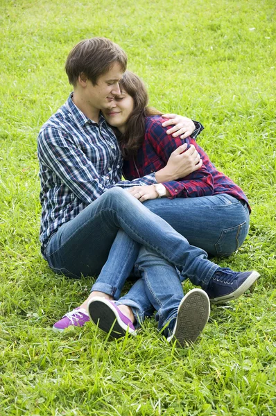 Молодая пара обнимает — стоковое фото