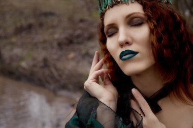 orman perisi yeşil giysili