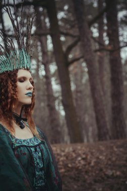 orman perisi yeşil giysili