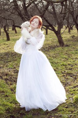 Kızıl saçlı gelin kış güneşinin tadını çıkarma