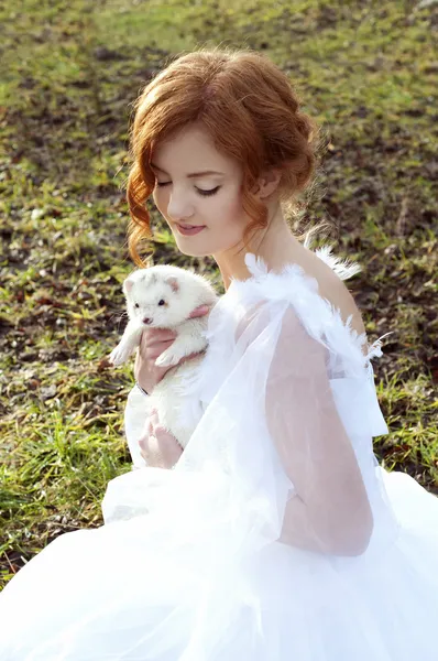 Princesa pelirroja con un hurón blanco —  Fotos de Stock
