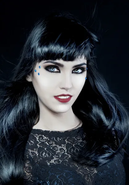koyu makyaj ve beyaz deri ile Gorgeous esmer