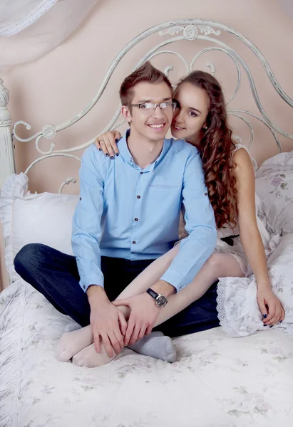 Mladí milující pár v ložnici — Stock fotografie