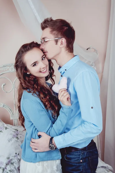 Mladí milující pár v ložnici — Stock fotografie