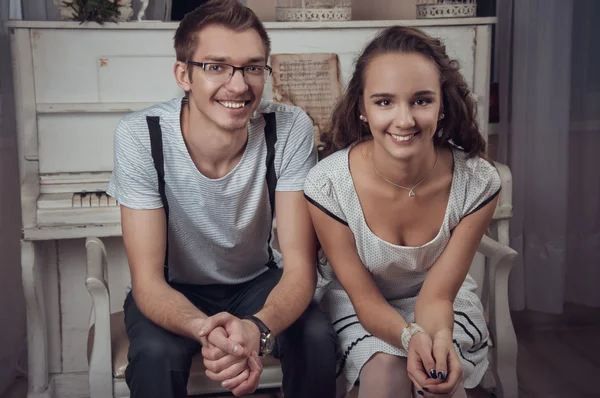 Молодая улыбающаяся пара в музыкальном классе — стоковое фото