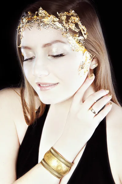 Bella donna timida con gioielli d'oro — Foto Stock