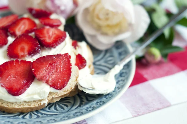 黄油草莓三明治 — 图库照片