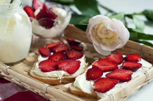 Panini alla fragola con burro — Foto Stock