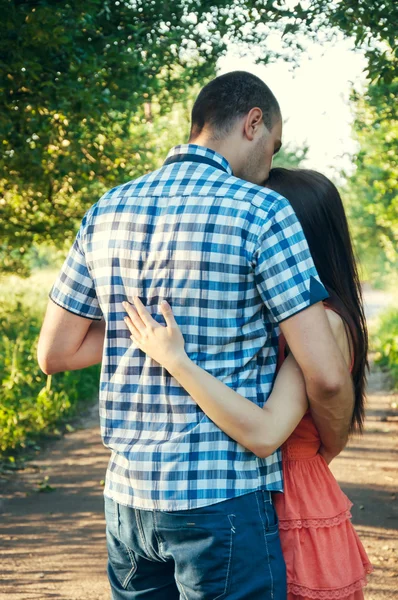 Paar van jonge geliefden knuffelen — Stockfoto