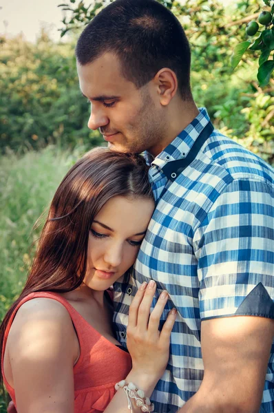 Paar junger Liebhaber umarmen sich — Stockfoto