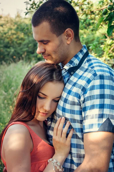 Casal de jovens amantes abraçando — Fotografia de Stock