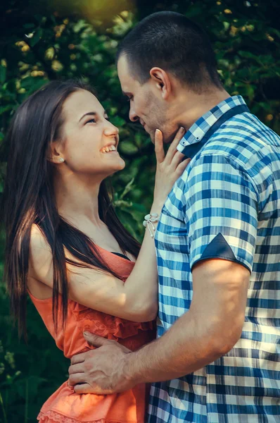 Paar junger Liebhaber umarmen sich — Stockfoto