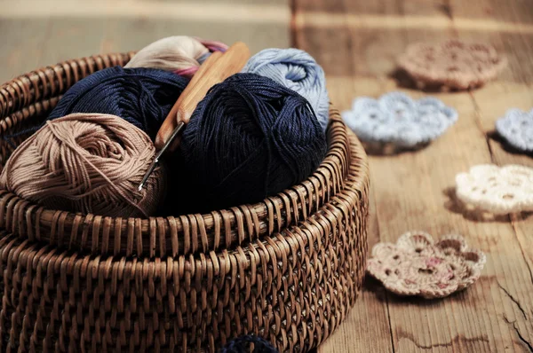 Box of yarn and crocheted flowers — Stock Photo, Image