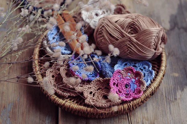 糸とかぎ針編みの花の箱 — ストック写真
