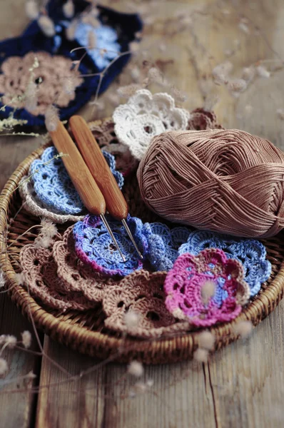 糸とかぎ針編みの花の箱 — ストック写真