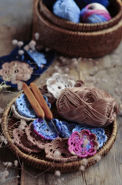 Schachtel Garn und gehäkelte Blumen — Stockfoto