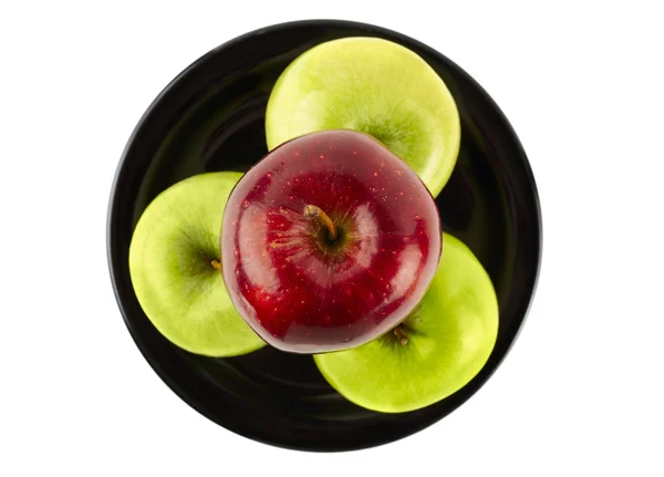 Äpplen isolerad på svart serveringsfat — Stockfoto